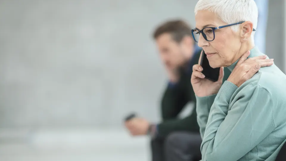 Senhora falando ao telefone celular