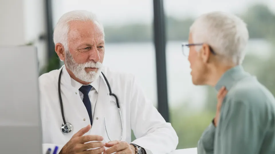 Médico conversando com uma paciente durante a consulta