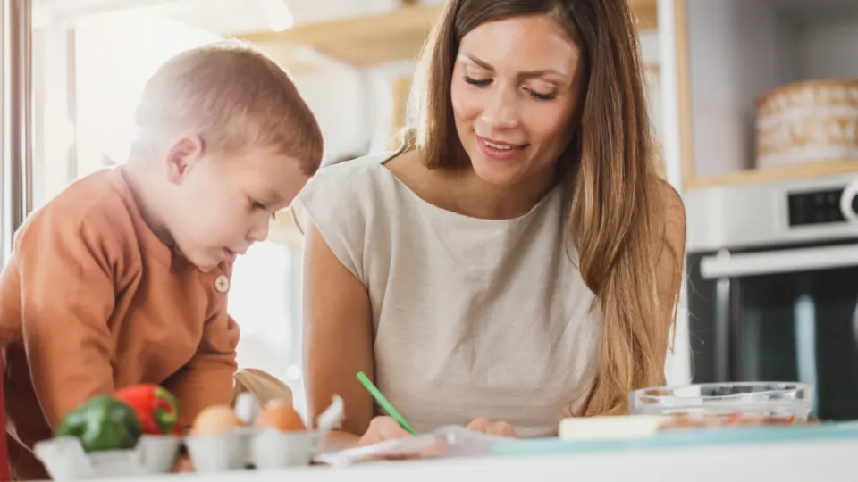 Mãe e filho pequeno na cozinha de casa